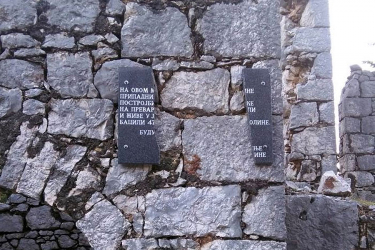 U Trebinju polomljena ploča posvećena žrtvama ustaškog terora
