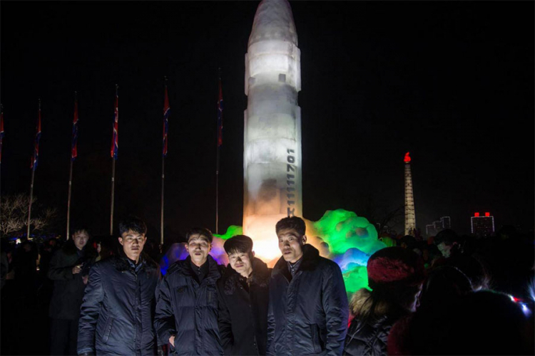 Sjeverna Koreja prikazala ledenu repliku rakete