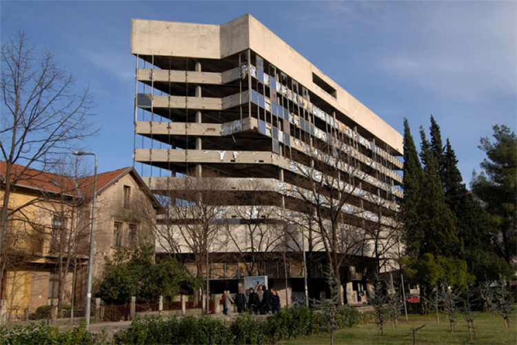 Preminuo dječak koji je pao sa zgrade u Mostaru