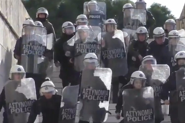 Policija suzavcem rastjeruje demonstrante u Atini