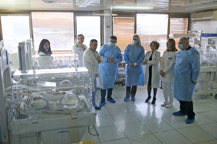 Vlada RS donirala najmlađim pacijentima inkubatore i monitore