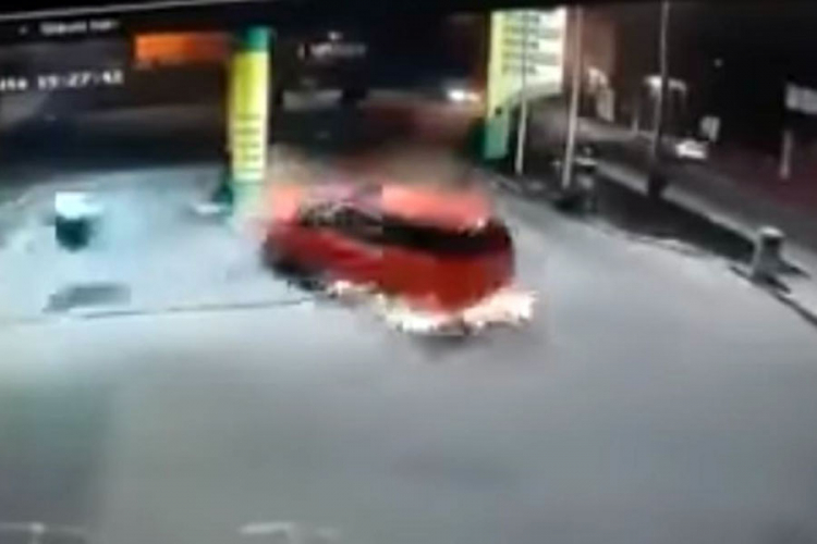 Vozač se zabio u benzinsku pumpu, objavljen snimak saobraćajke