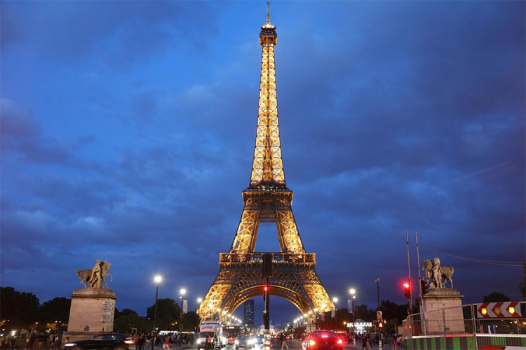 Vic dana: Sine kako se zove kula u Parizu?