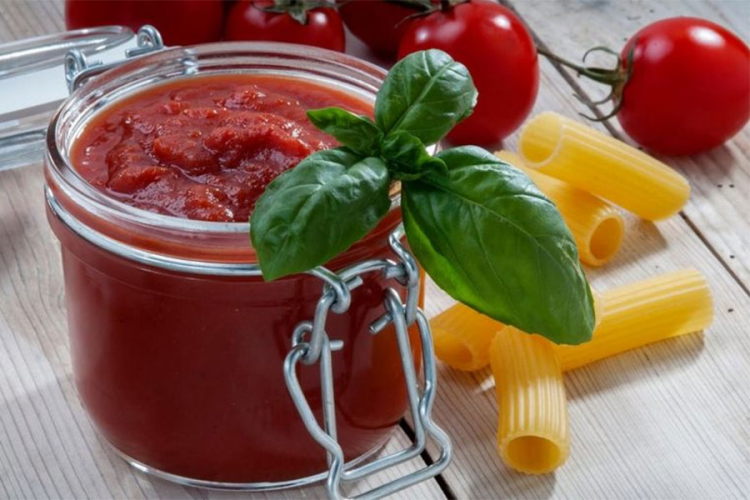 Recept za brzinski sos od paradajza idealan za paste i pice