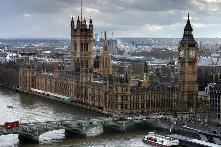 Policija ispituje sumnjivi paket u britanskom parlamentu?