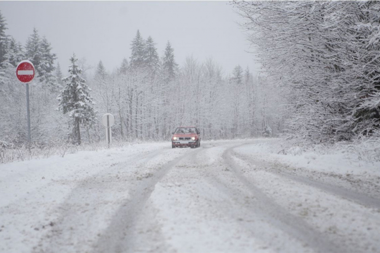 Zbog snijega usporeno odvijanje saobraćaja u višim predjelima