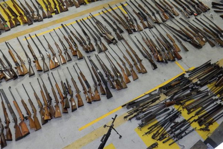 U sportskoj prodavnici nađeno tajno skladište oružja