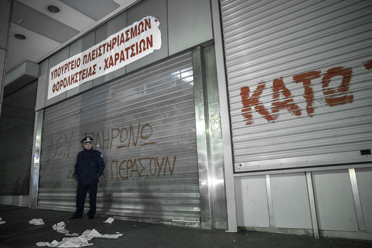 Na zgradu grčkog Ministarstva finansija postavljen natpis "Porezni lopovi"