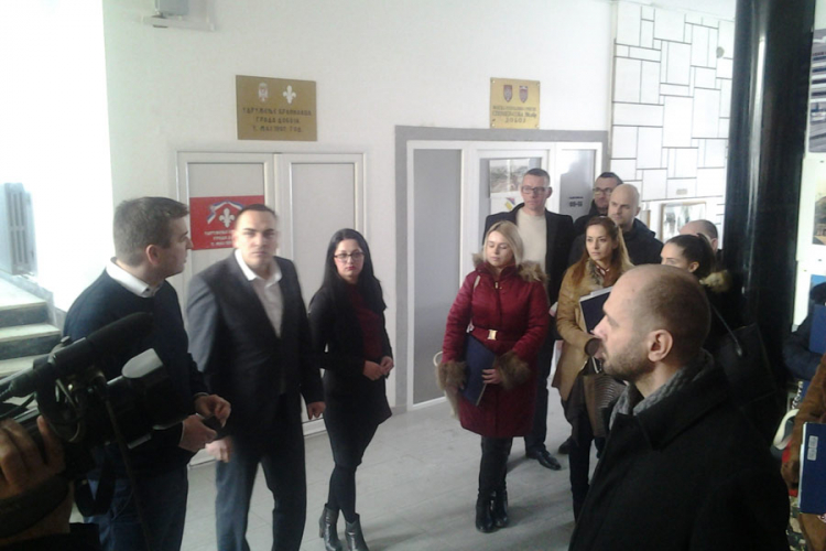 Skupština Doboja prvi put u istoriji iza zatvorenih vrata: Odbornike čuvali zaštitari i policajci