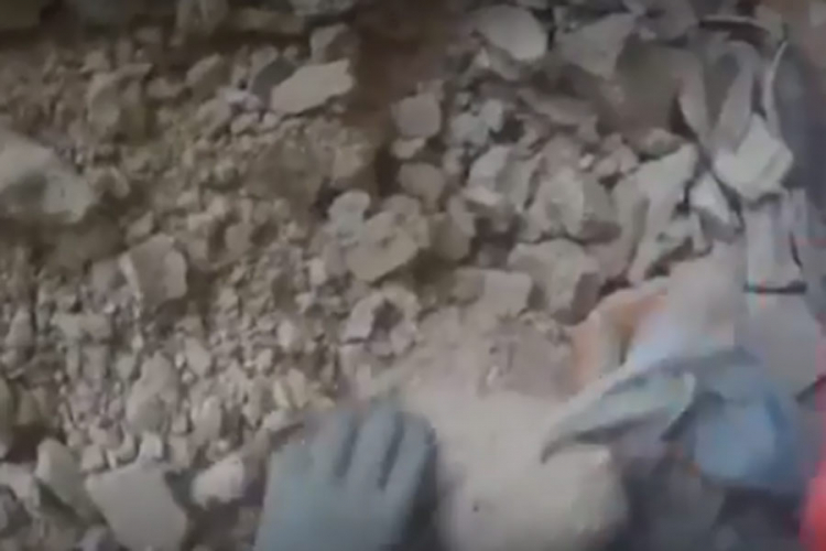 Potresni snimak spašavanja bebe nakon bombardovanja u Siriji