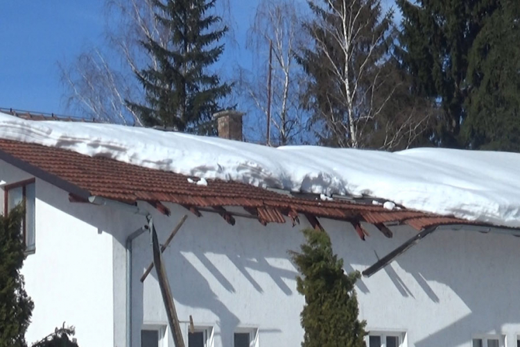 Snijeg urušio krovove na ambulantama, ispaštaju pacijenti