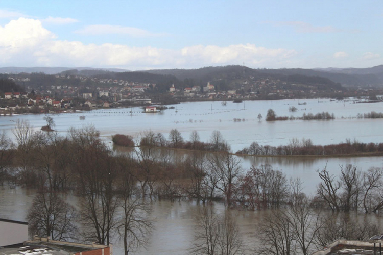 Voda nadire u kuće, mještani Novog Grada i Prijedora uznemireni