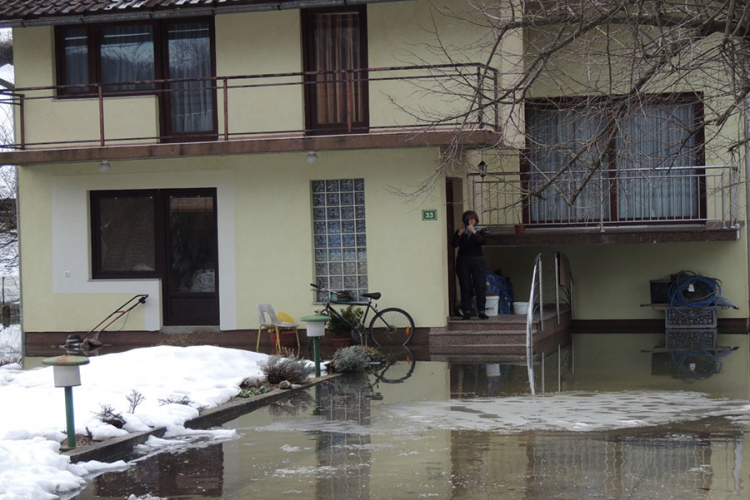 U Bihaću i Prijedoru poplavljeni stambeni objekti, u Kostajnici vanredno stanje
