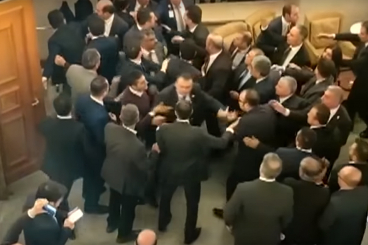 Tuča poslanika u turskom parlamentu