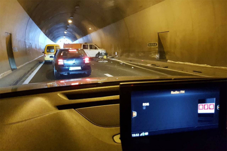 Dvije osobe povrijeđene u nezgodi u tunelu autoputa A1