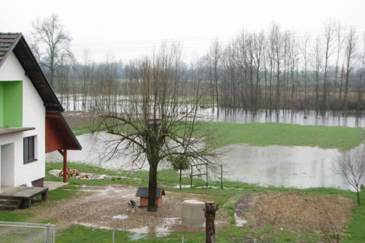 Sava zaplavila zemljište u blizini kuća u Gradišci: Voda ušla u nekoliko podruma u naselju Senjak