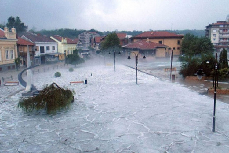 Nevrijeme na zapadu Srbije: Padalo drveće, izlile se rijeke