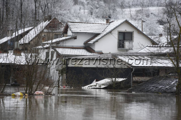 U Srpcu poplavljeno više kuća, Sava i dalje prijeti