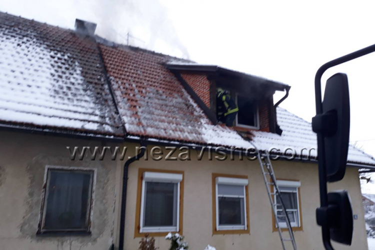 Dimnjak zapalio krov kuće u Banjaluci