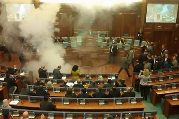 Kosovski parlament i dalje u blokadi, pritisci ne prestaju