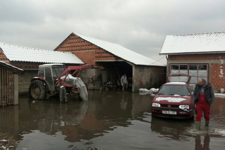 Bitka s poplavama: Sava buja, domaćinstva zaplavljena