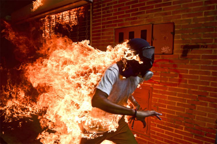 "Demonstrant u plamenu" najmoćnija fotografija godine