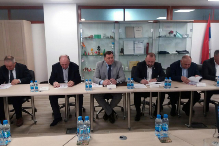 Počeo sastanak Dodika sa rukovodstvom i sindikatom "Alumine"