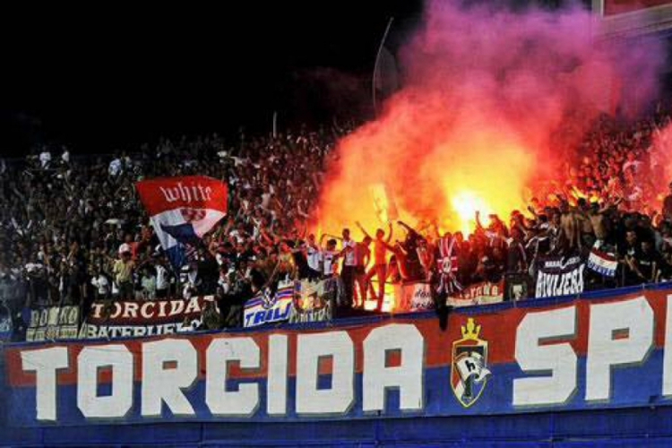 Torcida napala fudbalere Hajduka poslije poraza u derbiju