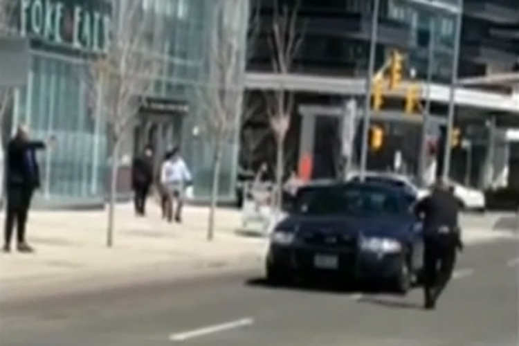 Snimak obračuna policajca i napadača kombijem u Torontu