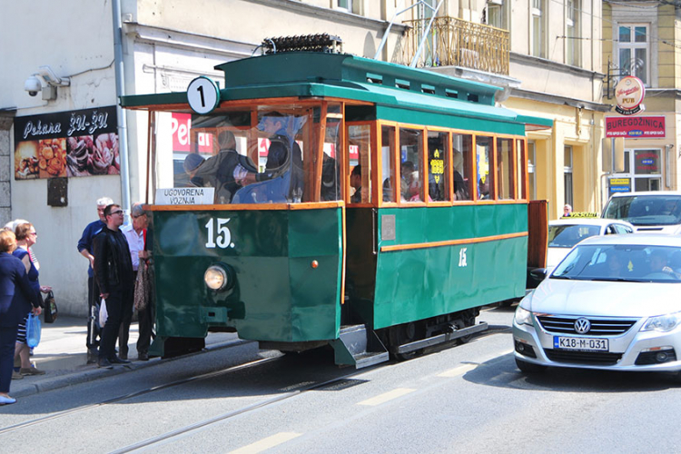 Sarajlije uživale u vožnji replikom prvog električnog tramvaja