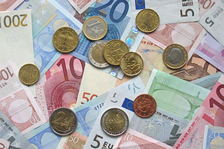 Evro mijenja dolar pri kupovini crnog zlata