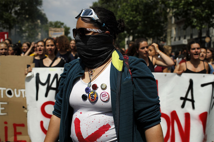 Sukobi policije i grupe mladih u Parizu
