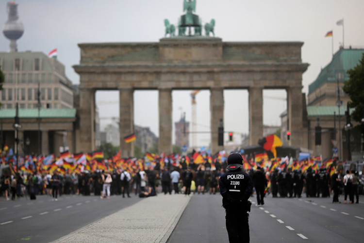 Opozicija u Njemačkoj marširala Berlinom: Merkelova mora ići