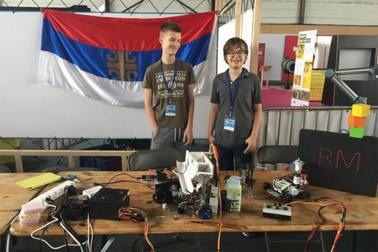Tim srpskih osnovaca osvojio nagradu u robotici u Parizu