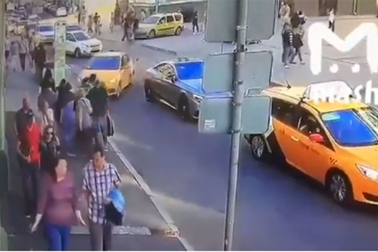 Objavljen uznemirujući snimak udara taksija u navijače u Moskvi