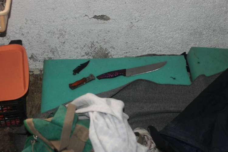 U pretresima objekata koje koriste migranti pronađeni noževi, palice, čekići i skalpeli