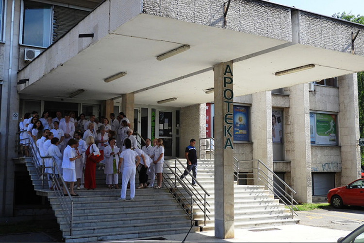 Doktori u Tuzlanskom kantonu počeli potpisivati otkaze