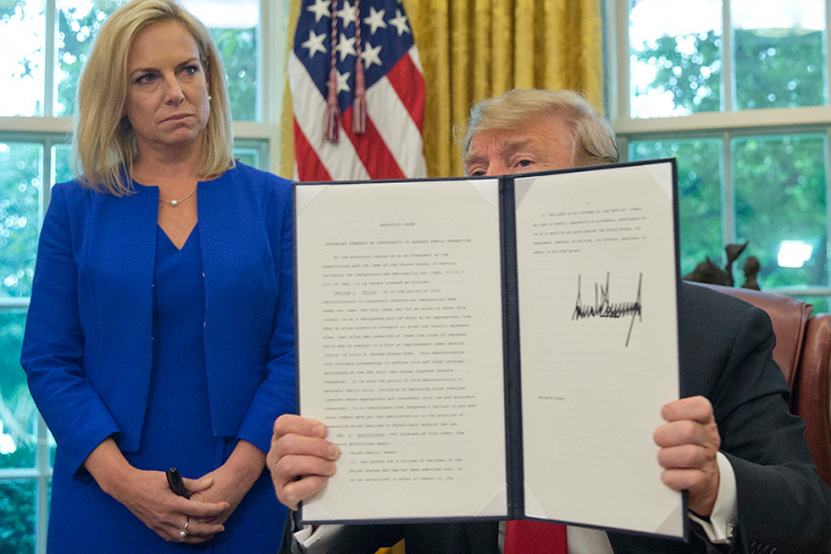 Tramp potpisao odredbu protiv razdvajanja porodica na granici