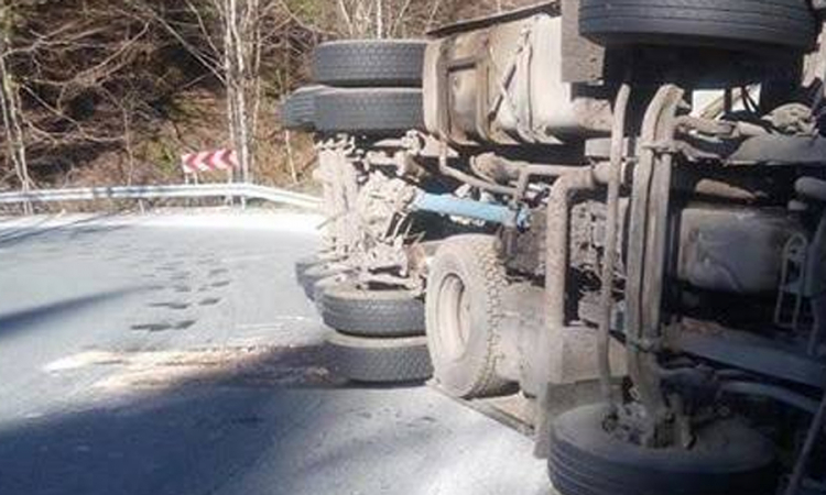 Prevrnuo se kamion na autoputu Banjaluka - Gradiška