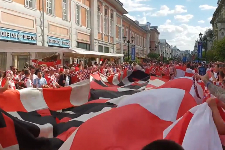 Ogromna podrška za "vatrene": Hrvati prekrili Nižnji Novgorod ogromnom zastavom