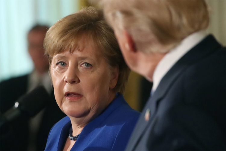 Tramp bacio Merkelovoj dvije bombone - "Evo ti Angela"