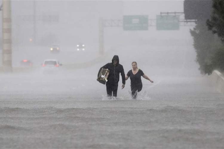 Poplave u Teksasu i Montani, spaseno 140 djece