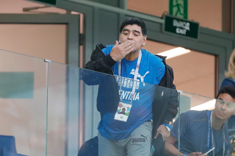 Maradona pustio suzu