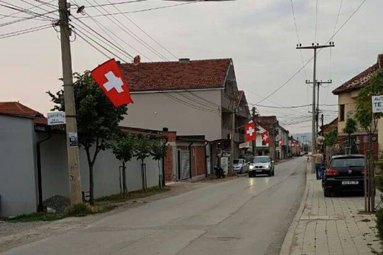 Švajcarske zastave na Kosovu pred okršaj sa Srbijom