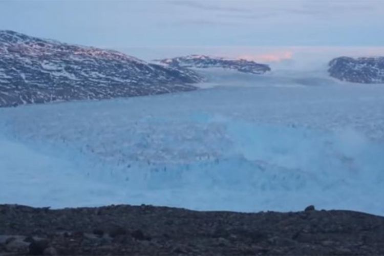 Deset milijardi tona leda srušilo se u more