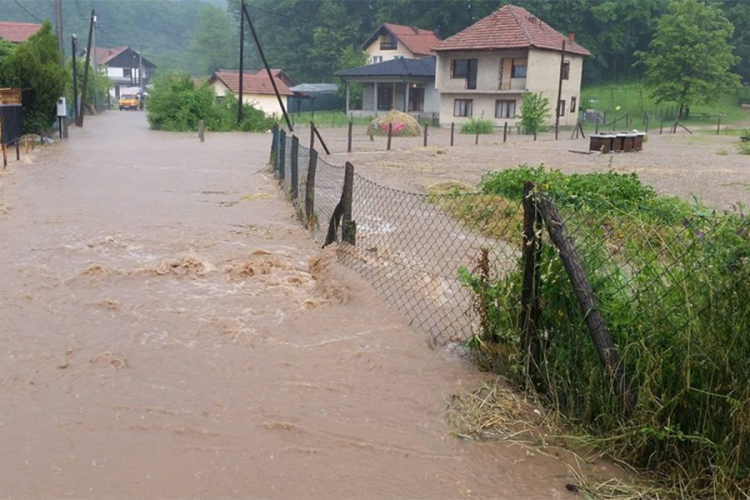 Jak vjetar i kiša pogodili Donji Vakuf, Zenicu, Tuzlu