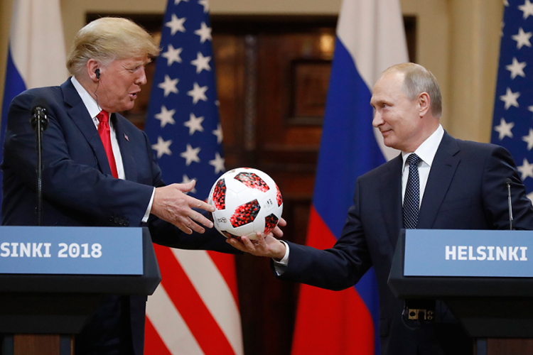 Putin poklonio loptu Trampu, Tramp je bacio Melaniji