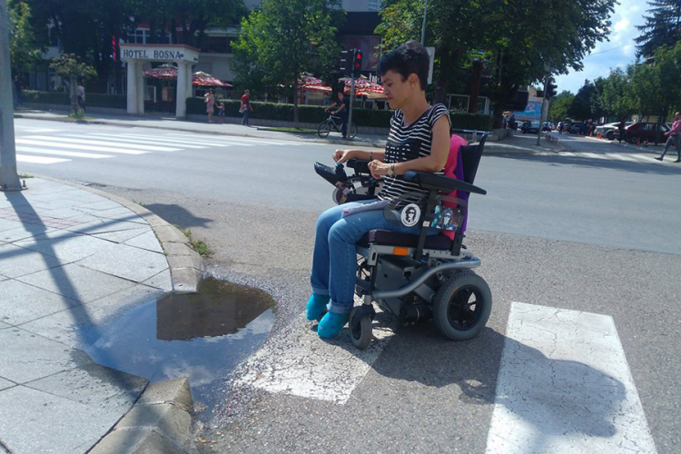 Mnoge rampe u Banjaluci nepremostiva prepreka za osobe u invalidskim kolicima