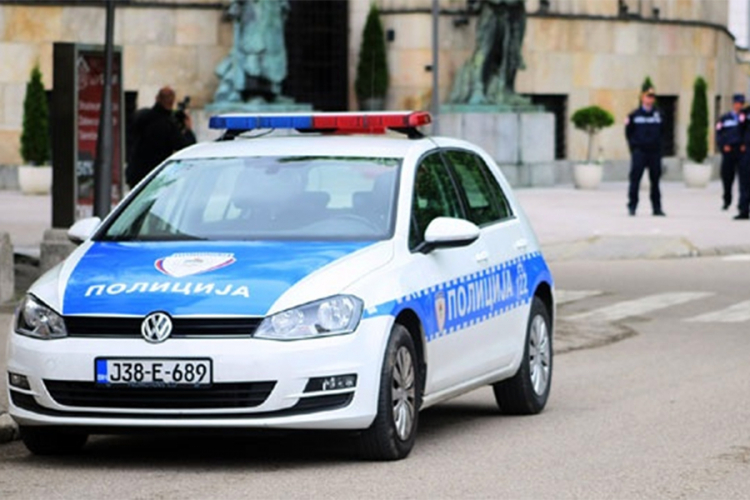 Policajci koji čuvaju Dodika uhapsili Slovenca zbog obijanja auta