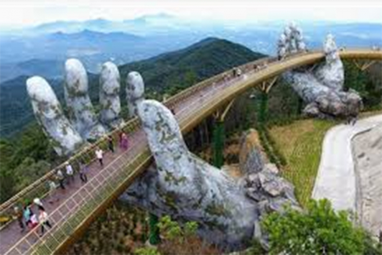 Zlatni most na 1.400 metara visine koji drže ogromne ruke
